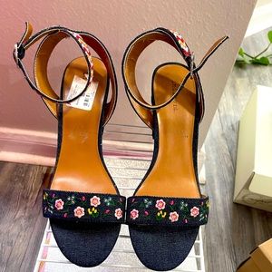 🎉CLOSET CLEAN OUT SALE🎊 NWOT GET INTO THESE LOVELY FLORAL SANDALS!
